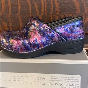 Dansko Women's XP 2.0 Patent Swirl Size: 37 Clogs Brand New in box